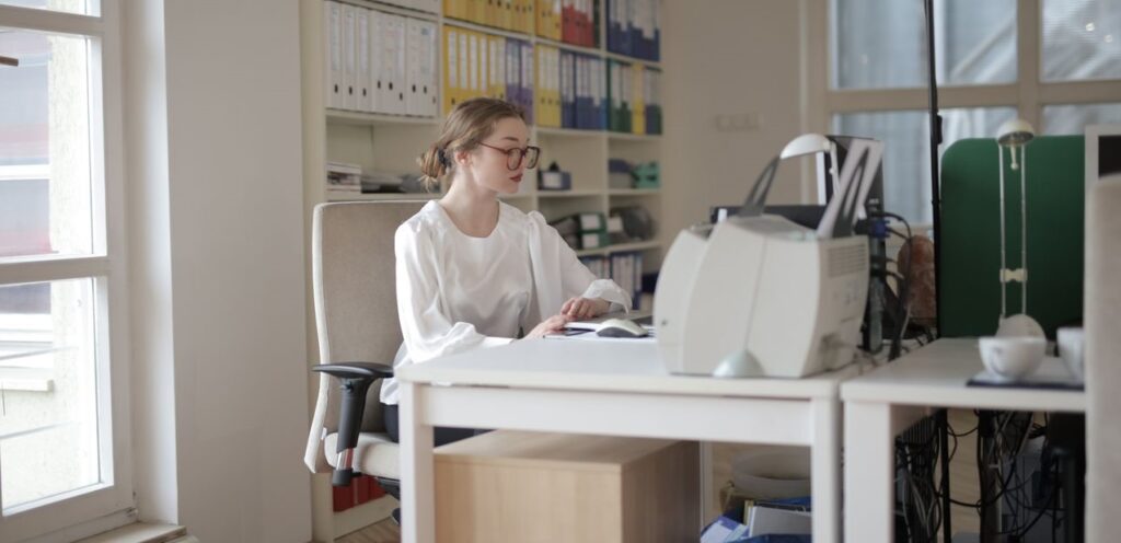 8 Wochen (Vollzeit): Der DATEV Grundlagen Kurs vermittelt Dir zunächst einen verständlichen Überblick über die DATEV-Software und ihre Bedeutung für die moderne Buchführung und Steuerberatung.